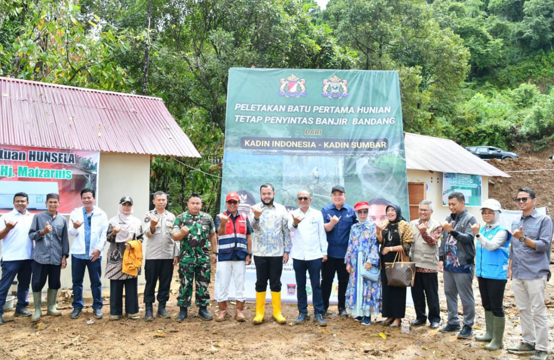 Peletakan batu pertama pembangunan 10 unit Huntap untuk korban banjir bandang di Kampung Talang, Pauh, Kamis (29/1/2026).(Foto: Prokopim)