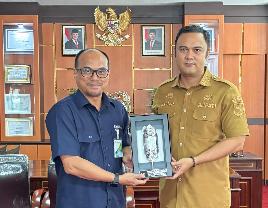 Bupati Sijunjung Benny Dwi Yuswir bersama Kepala BPJS Ketenagakerjaan Solok Arief Sabara sepakat lanjutkan program perlindungan pekerja rentan yang didukung APBD Kabupaten Sijunjung.(Foto: Humas)