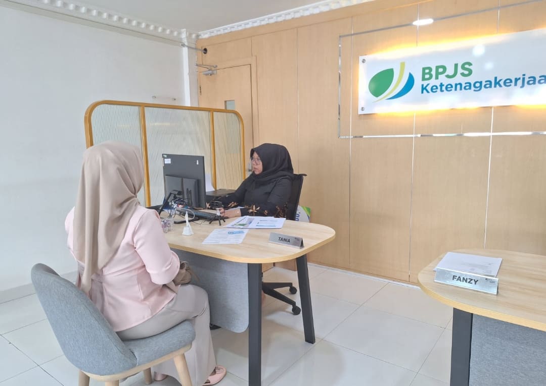 Peserta BPJS Ketenagakerjaan mendapatkan penjelasan proses klaim JHT gratis dan mudah di Kantor Cabang Solok.(Foto: Humas)