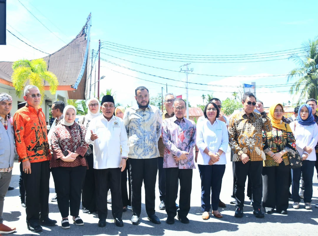 Wali Kota Padang Fadly Amran mendampingi Komisi IX DPR RI meninjau kondisi RSUD dr. Rasidin Padang pascabencana, Kamis (29/1/2026).(Foto: Prokopim)