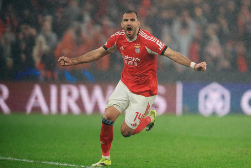Vangelis Pavlidis selebrasi usai mencetak gol penalti membawa Benfica unggul 2-1 atas Real Madrid di babak pertama Liga Champions di Estadio da Luz, Lisabon. (Foto: UEFA.com)