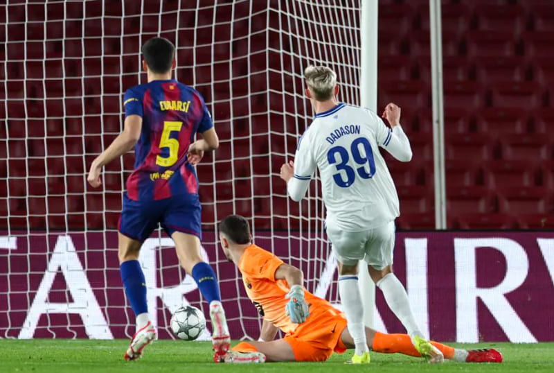 Viktor Dadason cetak gol membawa Copenhagen unggul 1-0 atas Barcelona di Camp Nou, Liga Champions 2026. (Foto: UEFA.com)