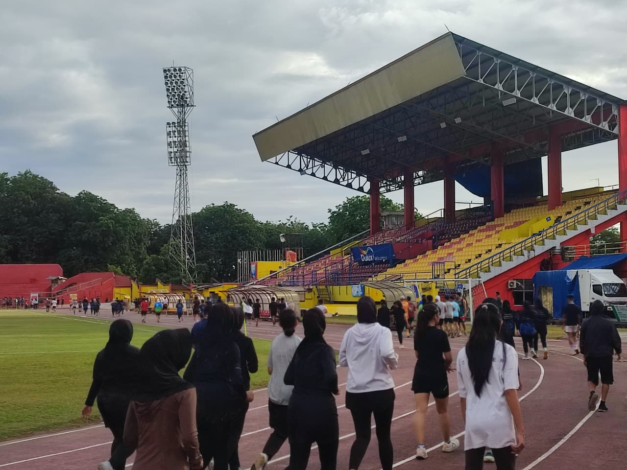 Banyak masyarakat yang berolahraga di GOR H. Agus Salim Padang.
