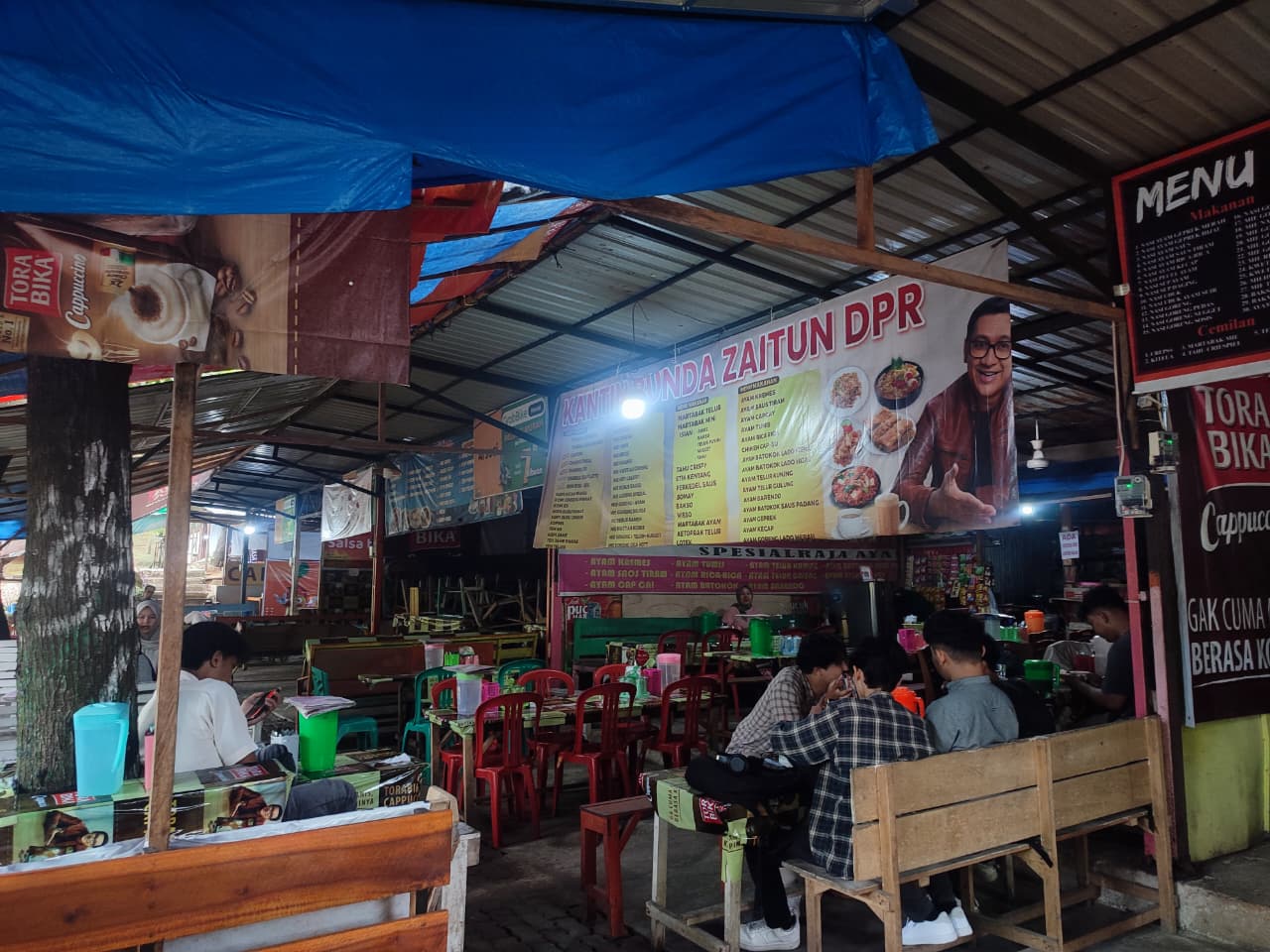 Salah satu kantin yang berada di Kampus Unand, Limaumanis, Pauh, Padang.