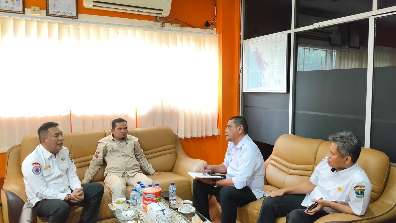 Pemkab Solok bertemu dengan BPBD Sumbar membahas tentang rencana pemulihan pascabencana.