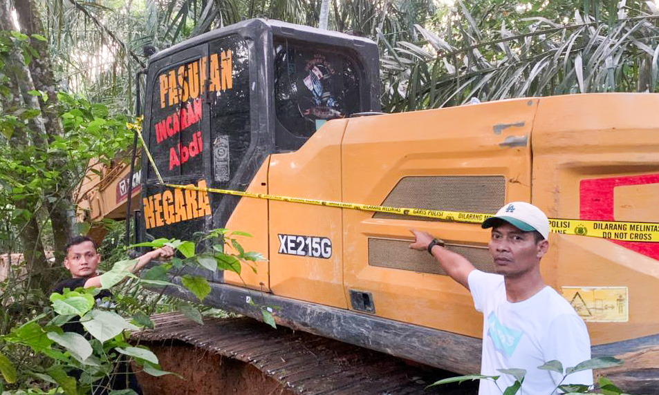 Tim terpadu sita alat berat dan amankan 21 terduga pelaku di dua lokasi di Kabupaten Pasaman Barat, Sumbar.