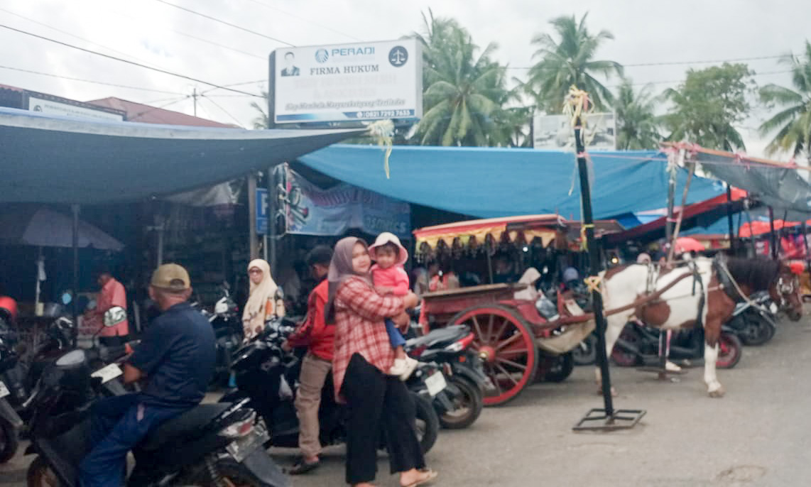 Pasar Nagari Taram di Limapuluh Kota ramai jelang Ramadhan, aktivitas jual beli meningkat, dan harga kebutuhan pokok stabil, Kamis (29/1/2026).