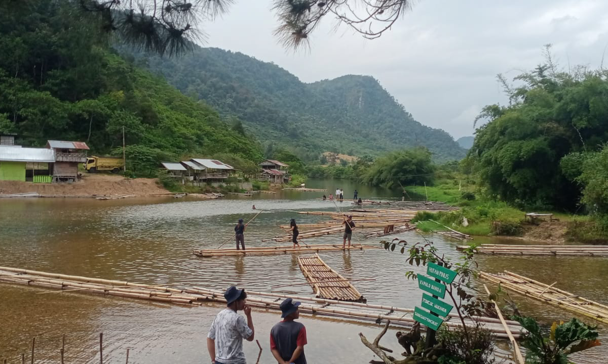 Wahana rakit bambu tanpa mesin menjadi daya tarik wisata Kapalo Banda Taram, menghadirkan wisata sungai ramah lingkungan di Kabupaten Limapuluh Kota.