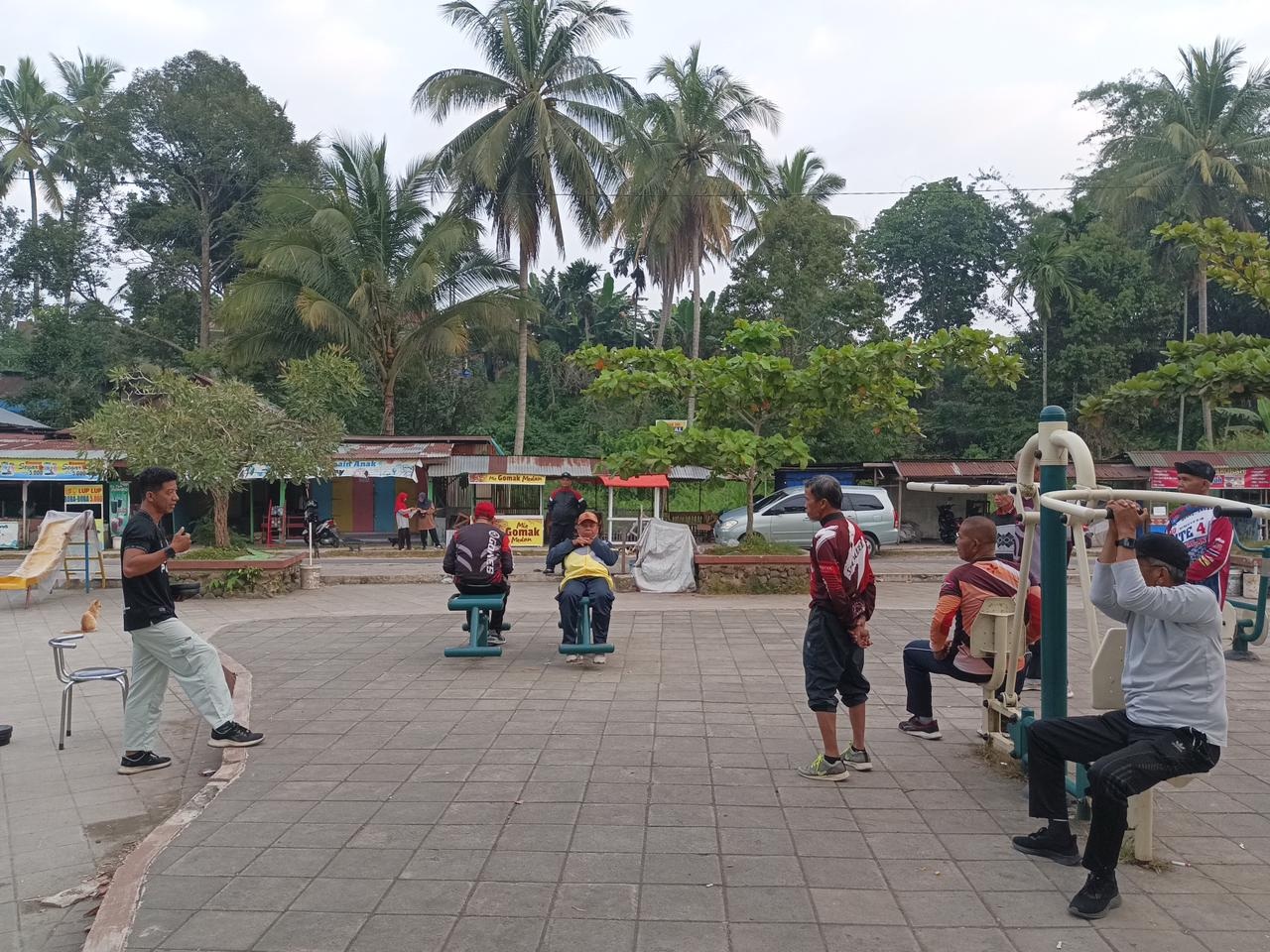 Para lansia mengikuti kegiatan ROE Geriatri yang digelar Rumah Sehat Bainal di kawasan Taman Batang Agam, Selasa sore (27/1).