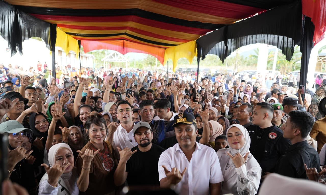 Raffi Ahmad dan 100 Musisi Heal Sumatra salurkan bantuan ke Huntara Katapiang Padang Pariaman, Jumat 30 Januari 2026.