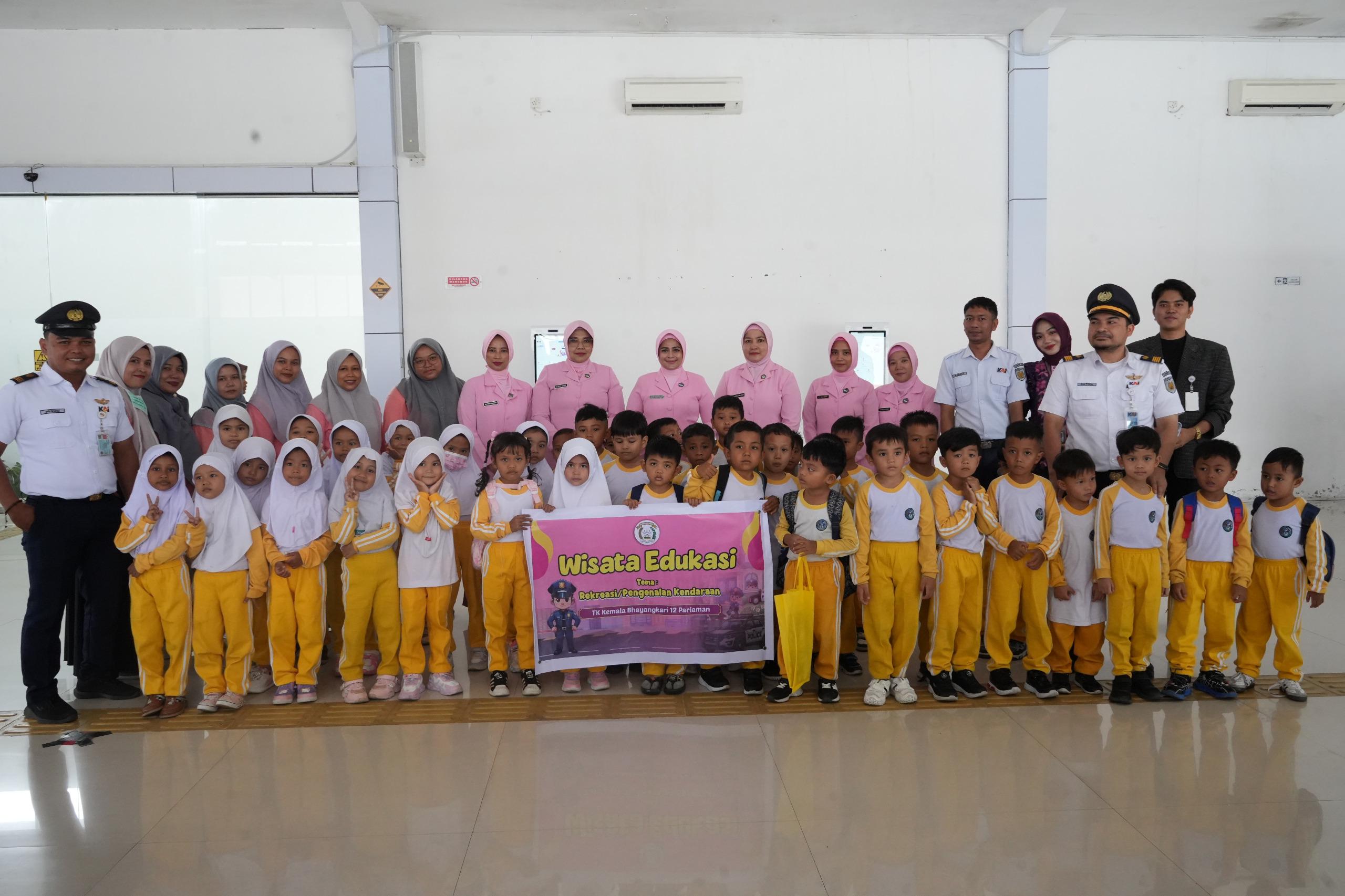 KAI Divre II Sumbar menggelar edukasi kereta api bagi siswa TK di Stasiun Padang untuk mengenalkan transportasi publik sejak dini.