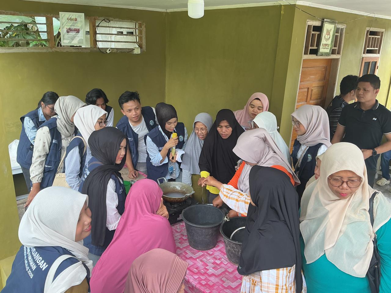 Mahasiswa KKN Universitas Andalas mengedukasi petani Pakandangan mengolah limbah bonggol jagung menjadi briket ramah lingkungan.