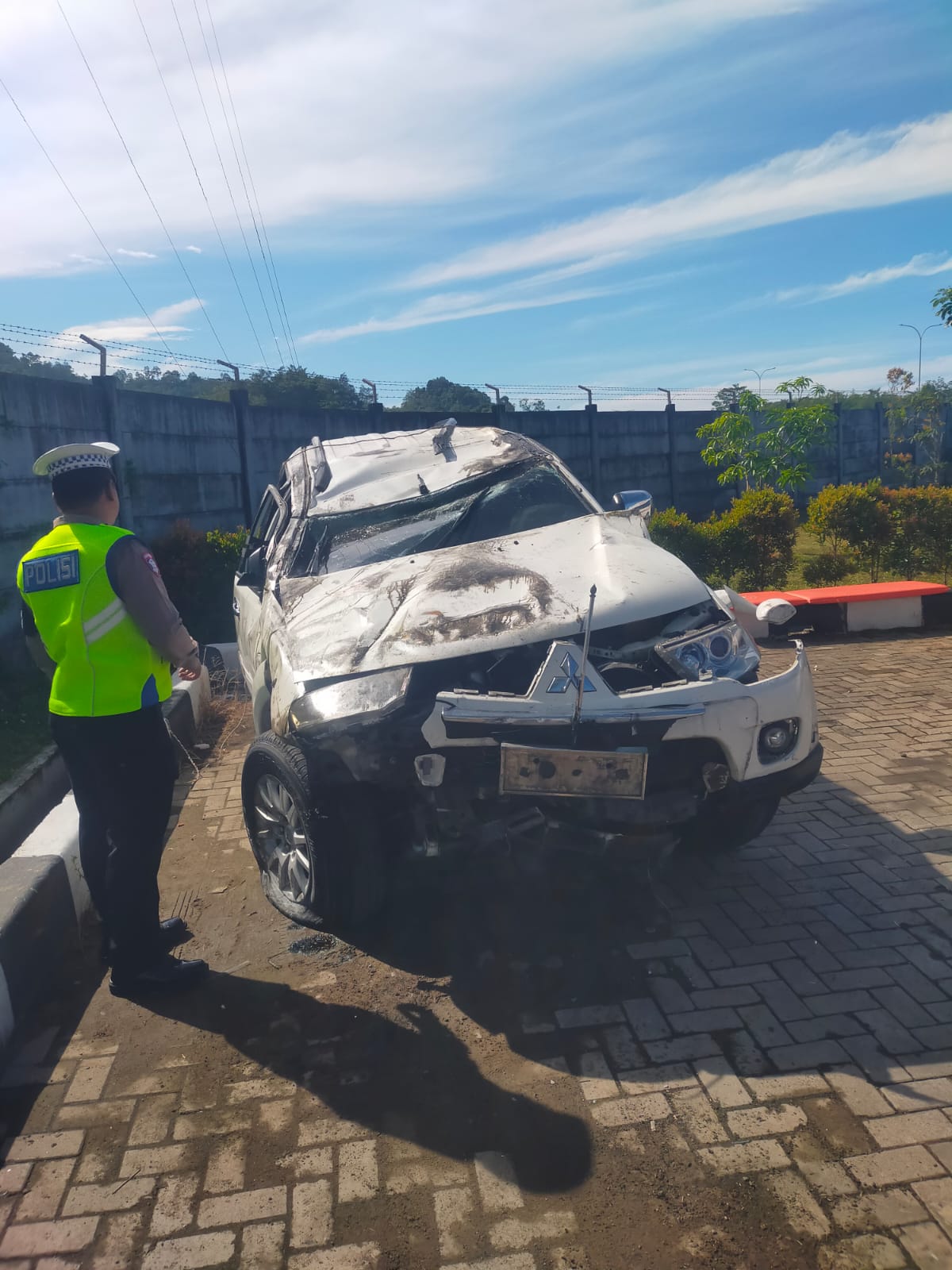 Kondisi minibus Pajero Sport yang terbalik di Tol Padang&ndash;Sicincin KM 30, Jumat pagi. Polisi menyatakan kecelakaan tunggal akibat pengemudi hilang kendali.