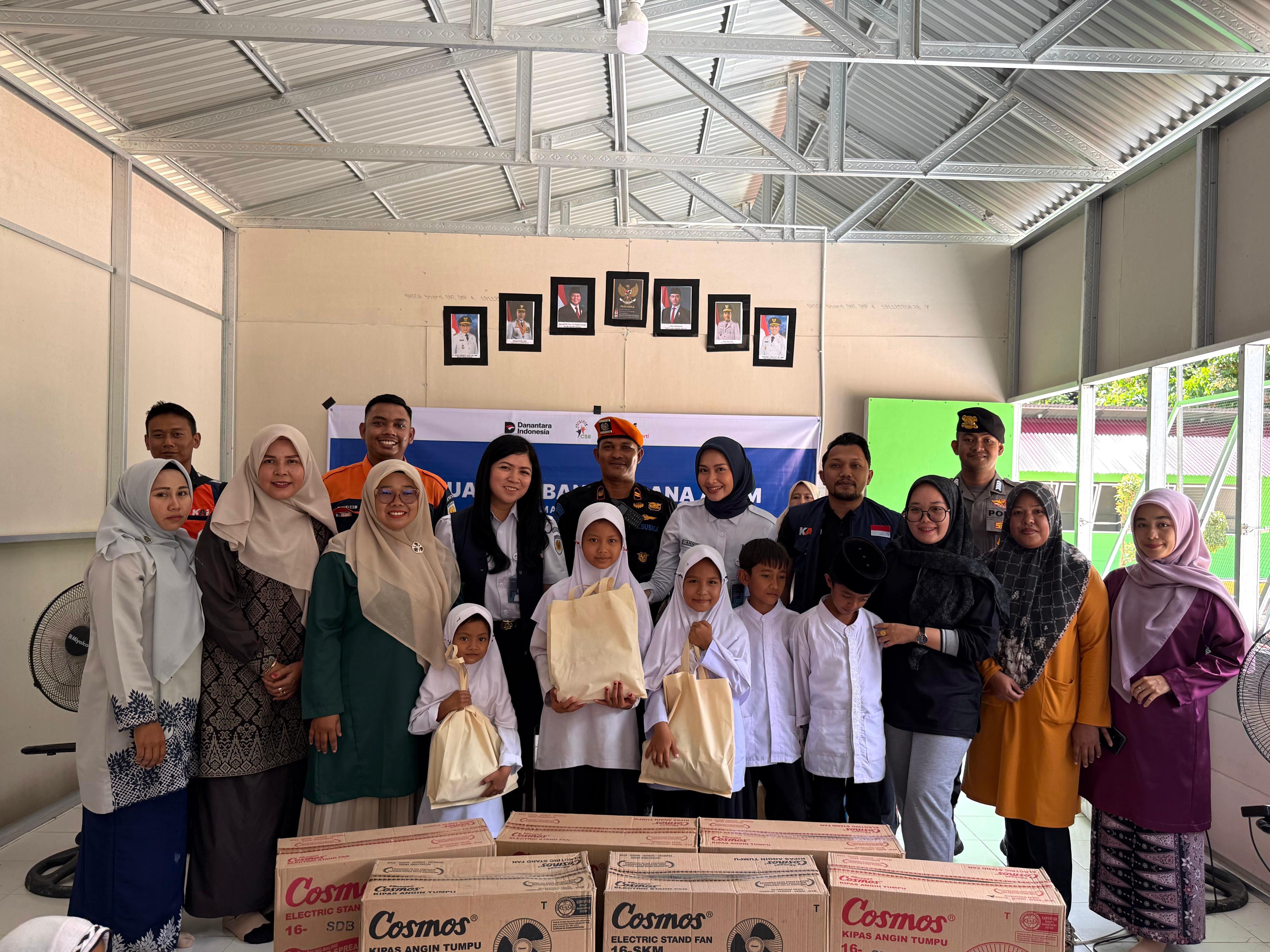 KAI Divre II Sumbar dan KAI Properti salurkan bantuan sekolah serta trauma healing bagi siswa SD terdampak banjir di Padangpariaman.