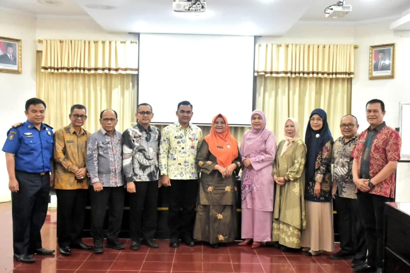 Ketua Pembina Posyandu Agam, Merry Benni Warlis bersama perwakilan 12 OPD menyatukan visi untuk memperkuat peran Posyandu, Kamis (29/1).