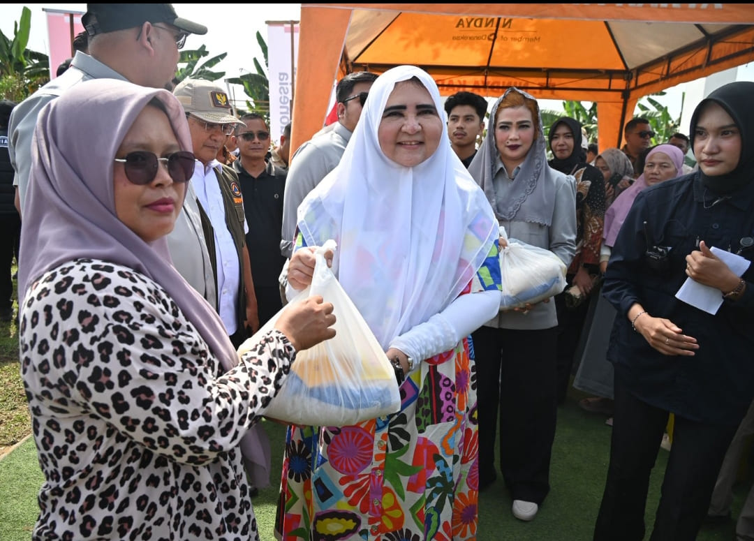 Nevi Zuairina menyalurkan 400 paket sembako kepada warga huntara Batang Anai, Padang Pariaman.(Foto: Tim NZ)