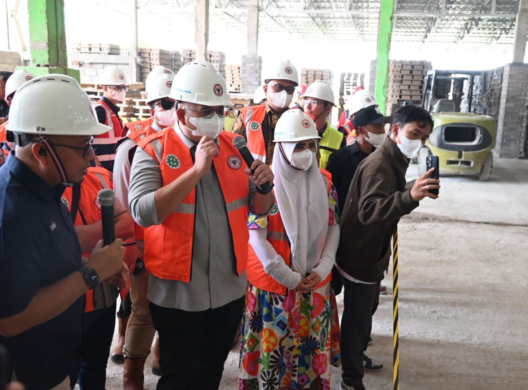 Anggota Komisi VI DPR RI Nevi Zuairina meninjau fasilitas produksi PT Semen Padang terkait percepatan pembangunan hunian tetap.(Foto: Tim NZ)