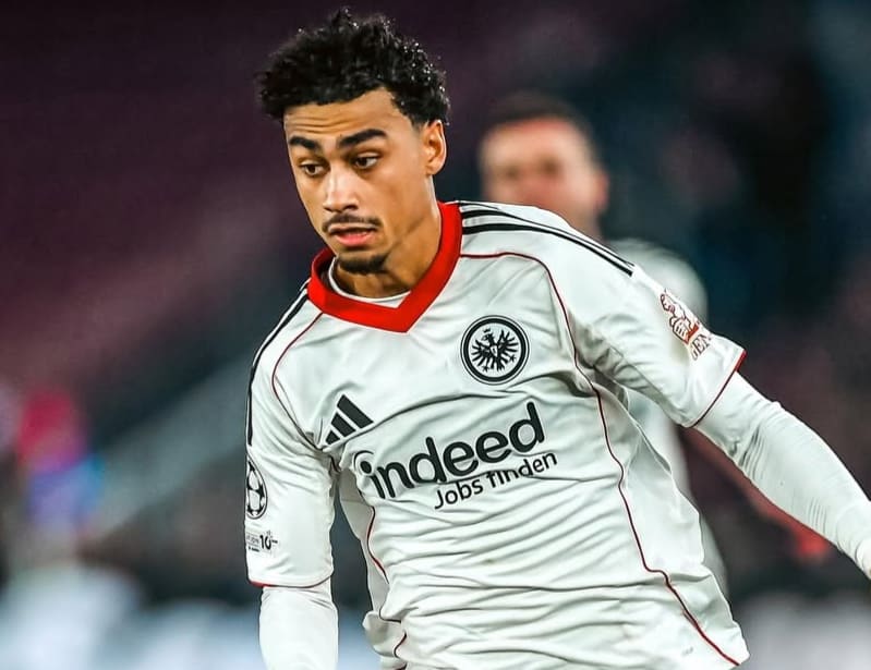 Nathaniel Brown saat tampil bersama Eintracht Frankfurt melawan Barcelona di Liga Champions, Desember 2025.(Foto: Dok. IG @nene.brown27)
