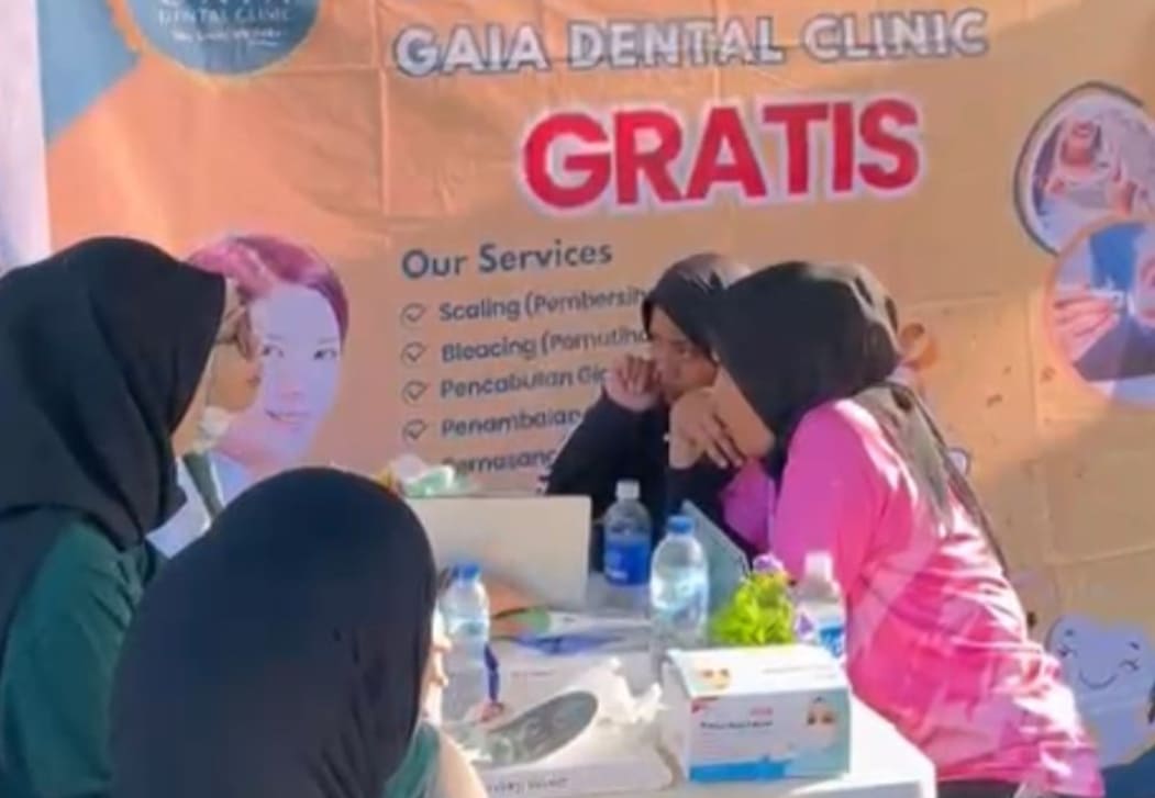 Tim GAIA Dental Clinic memberikan pemeriksaan dan konsultasi gigi gratis kepada peserta Run To Happinest 5K Padang, Minggu (25/1/2026).(Foto: Humas)
