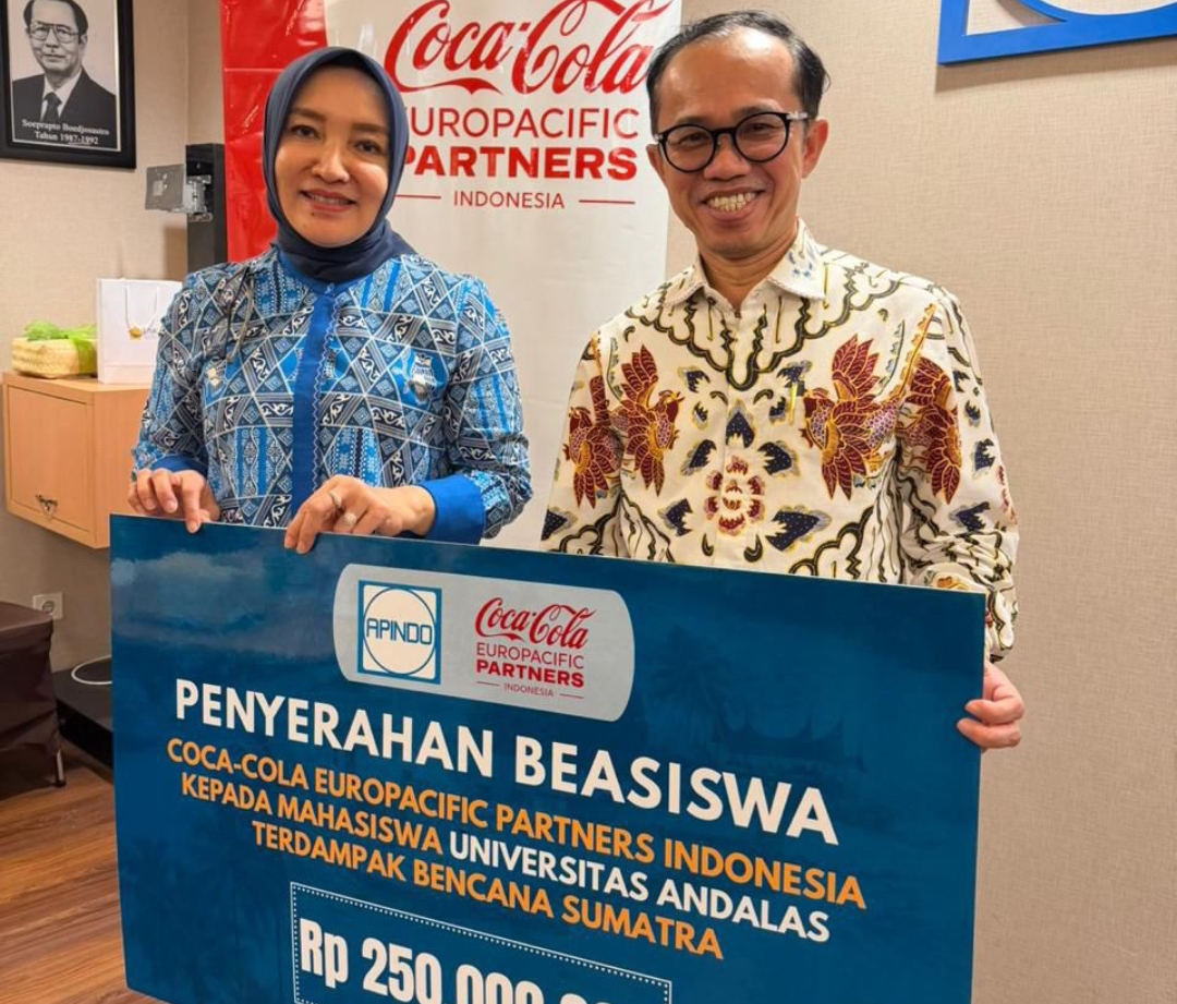 Penyerahan simbolis beasiswa dari Ketua APINDO Sumbar Rina Pengeran kepada Rektor Unand Efa Yonnedi.(Foto: Apindo)