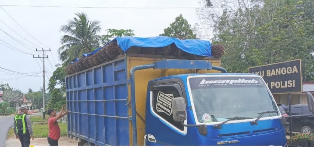 Sopir sawit di Dharmasraya diminta untuk memakai terpal.