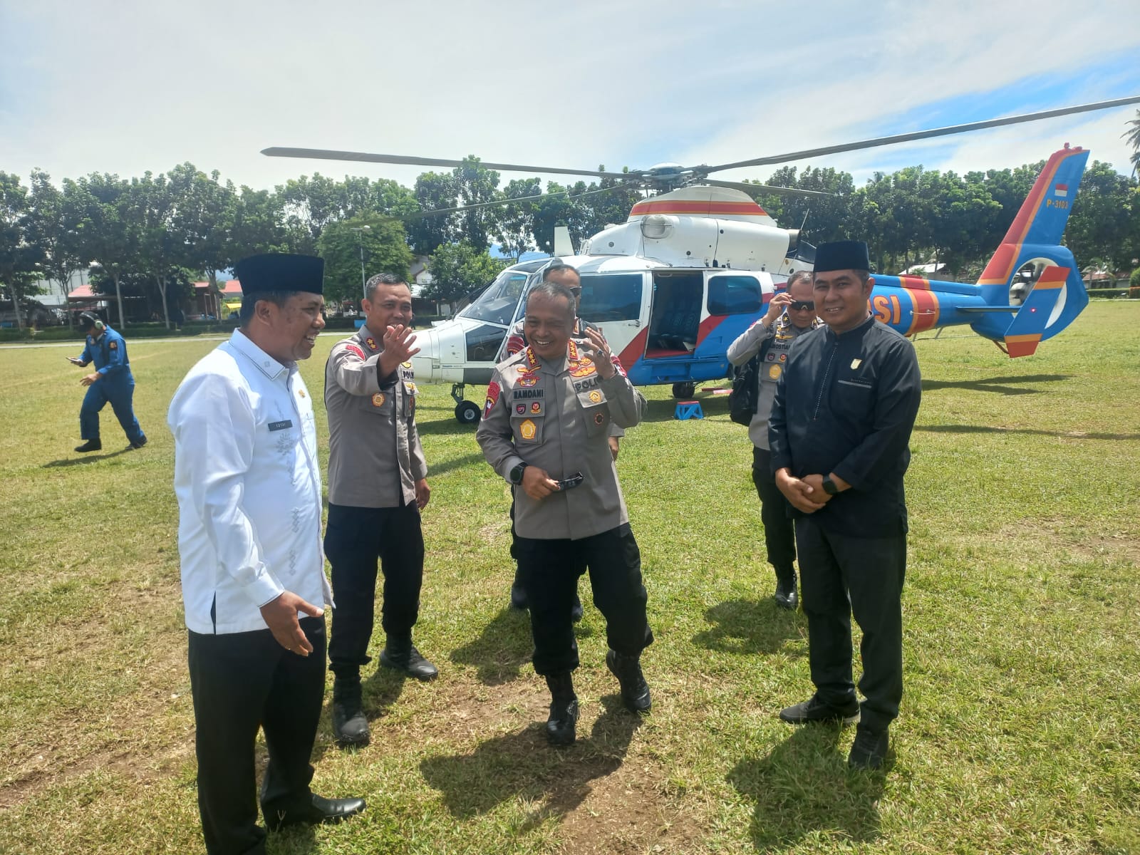 Komjen Pol Ramdani Hidayat tiba di Lapangan GOR Rang Agam, Lubukbasung, menggunakan helikopter, Jumat (30/1) siang, dan disambut Anggota DPRD Agam Joni Putra Dt Bintaro Hitam bersama jajaran.