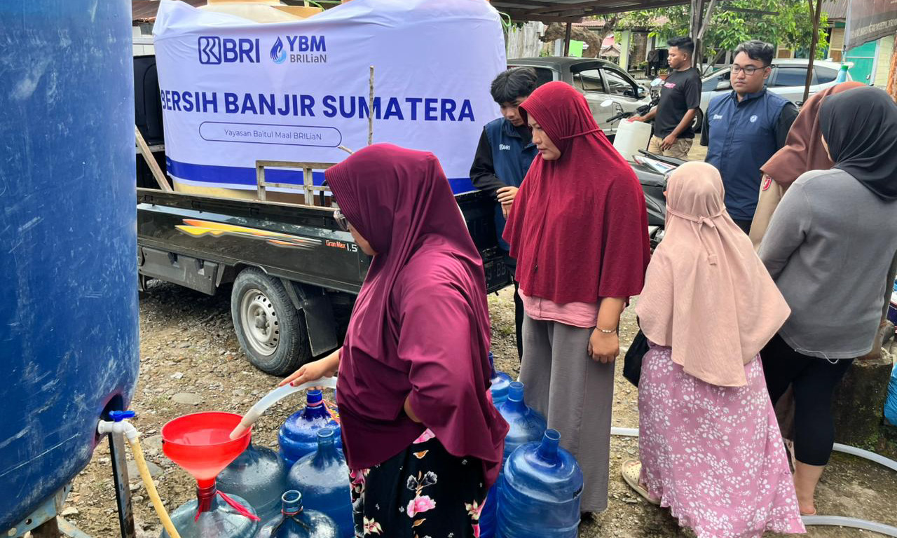 BRI Padang bersama YBM Brilian menyalurkan bantuan air bersih untuk warga terdampak banjir di Kuranji, Jumat (30/1/2026).