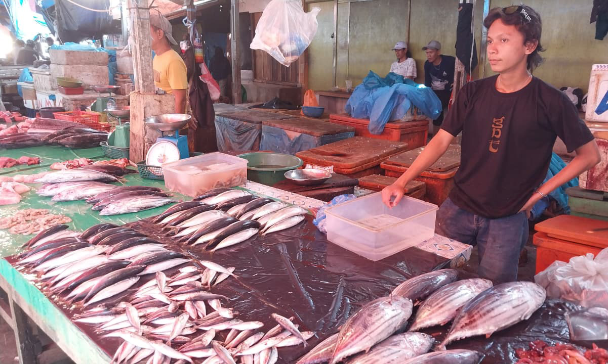 Harga ikan laut di Pasar Raya Padang masih stabil jelang Ramadan, pasokan nelayan lancar dan belum ada lonjakan permintaan. (Foto: Mengki Kurniawan/Padeks)