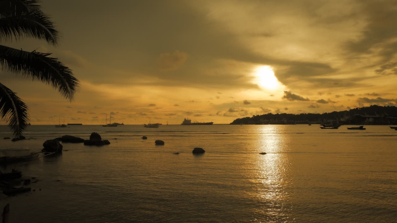 Kelok View Teluk Bayur menjadi titik singgah favorit pengendara jalur Padang&ndash;Bengkulu dengan panorama laut lepas dan aktivitas Pelabuhan Teluk Bayur. (Foto: Mengki Kurniawan/Padeks)