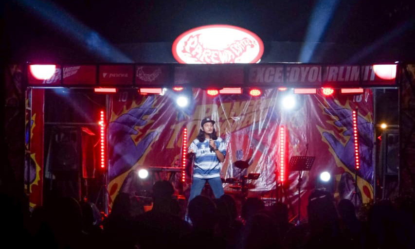 Parewa Coffee merayakan 10 tahun dengan musik dan stand up comedy di Padang dan Payakumbuh, menghadirkan kolaborasi kreatif bersama komunitas lokal. (Foto: Mengki Kurniawan/Padeks)