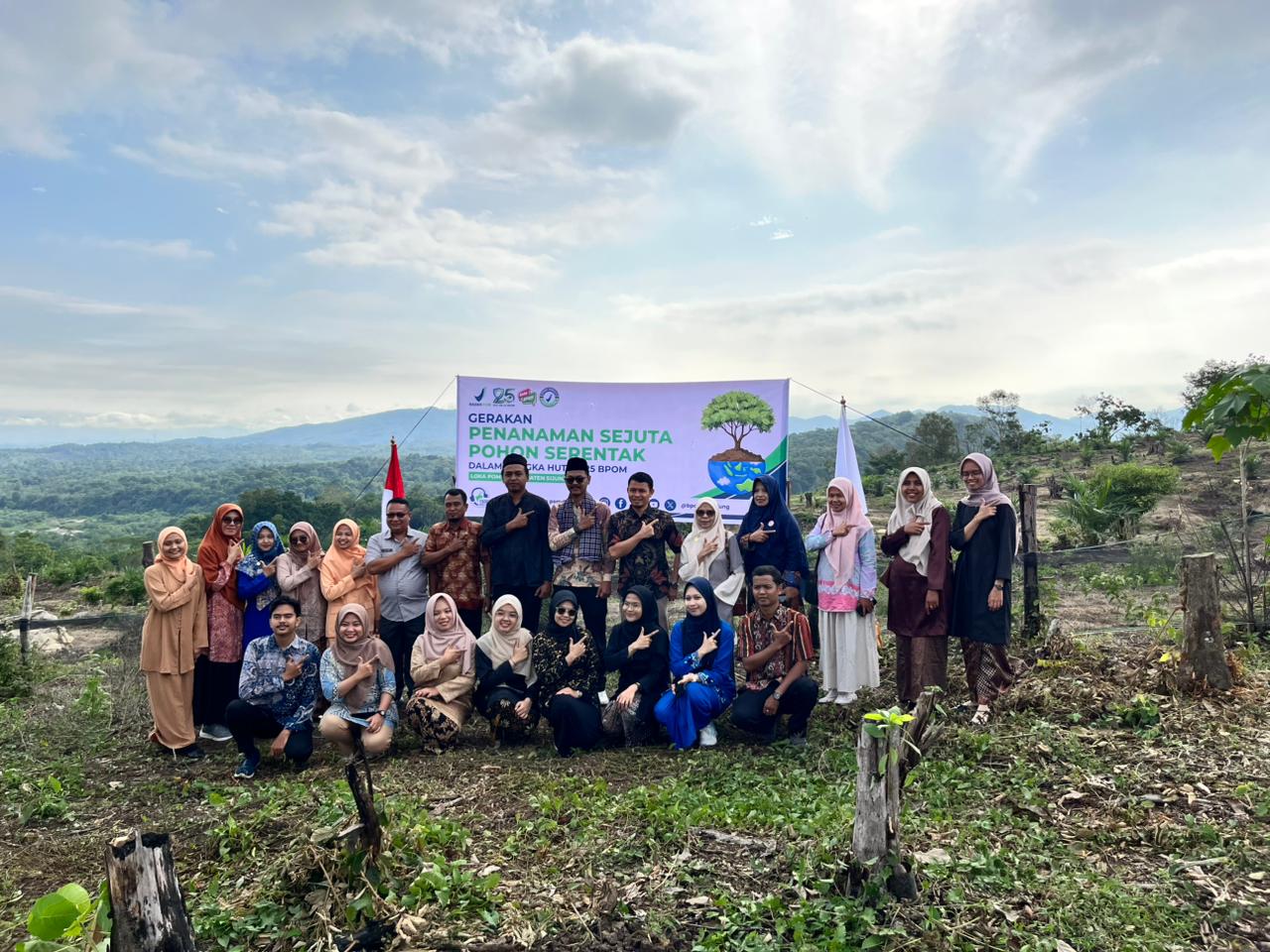 Loka POM Kabupaten Sijunjung melaksanakan kegiatan penanaman pohon di Objek Wisata Bukik Ponggang Desa Kampung Baru Kecamatan Kupitan, Sijunjung, Jumat (30/1/2026).