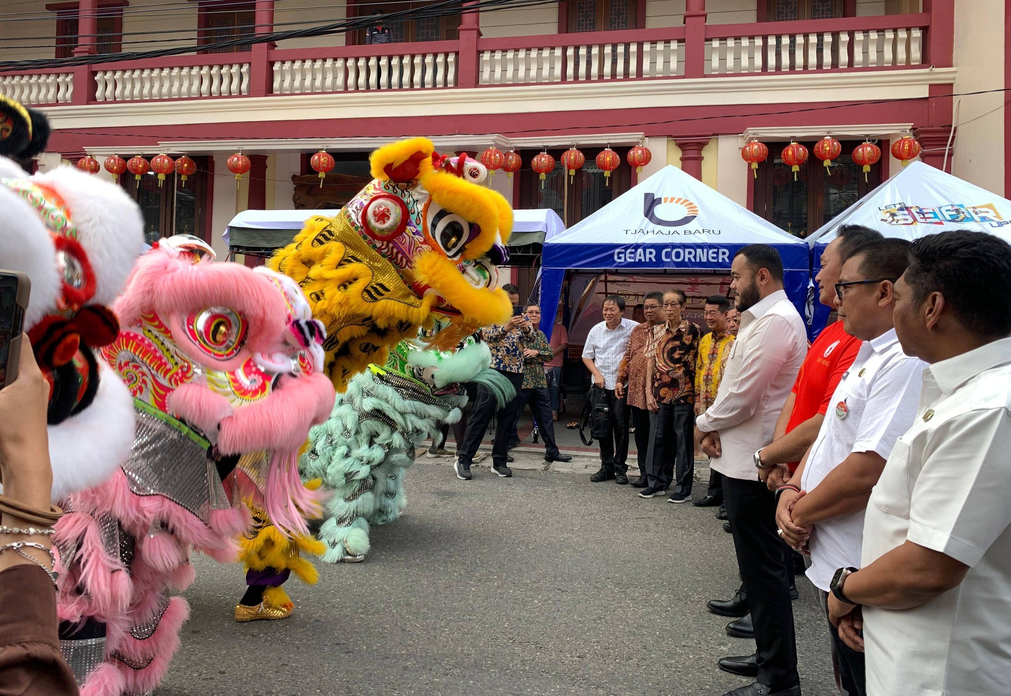 Wali Kota Padang Fadly Amran dan rombongan disambut atraksi barongsai saat pembukaan Pasar Malam Imlek 2577, Rabu (28/1/2026).