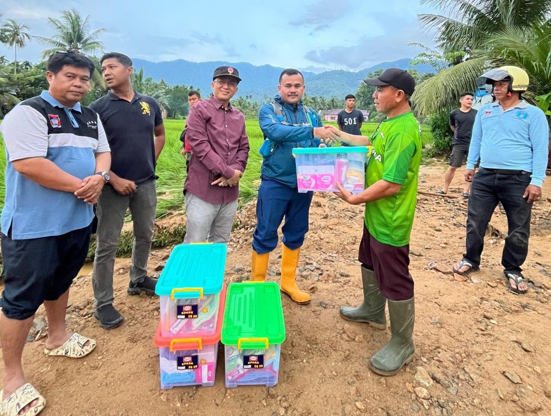 Penjabat Sekretaris Daerah Kota Padang Raju Minropa menyerahkan bantuan kepada korban banjir di Pasar Lalang, Kuranji, Sabtu (31/1).