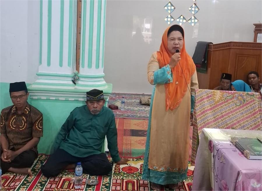 Camat Airpura, Surmayenti menyampaikan arahan pada pembukaan Didikan Subuh Gabungan di Masjid Al Manar, Nagari Muara Inderapura, Minggu (25/1) lalu.