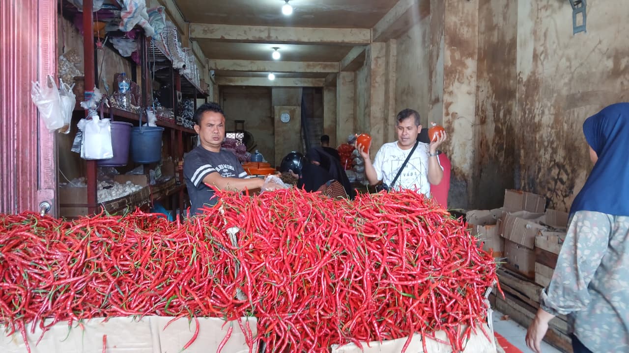 Salah seorang pedagang cabai merah di Pasar Raya Padang sedang melayani pembeli, Sabtu (31/1/2026).