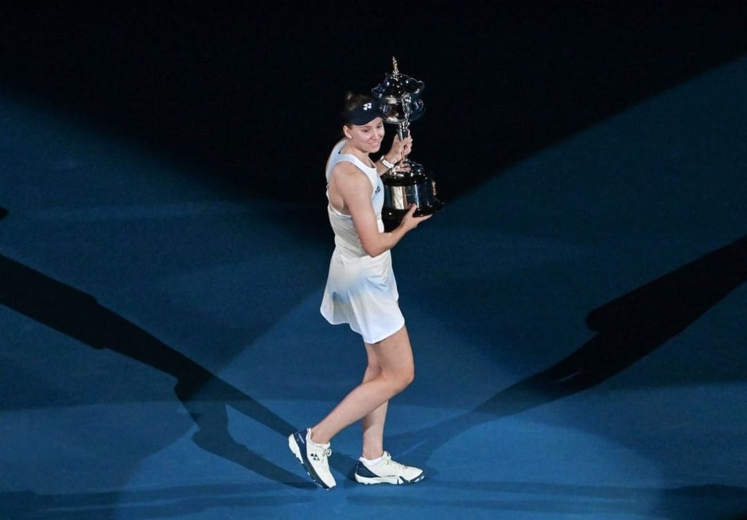 Elena Rybakina mengangkat trofi Australia Open setelah menang tiga set atas Aryna Sabalenka di final.(Foto: IG @australianopen)