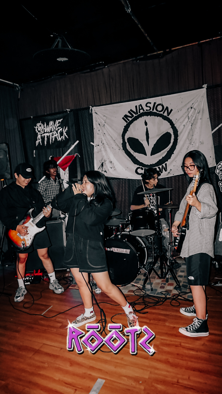 Para personel band post-garage punk asal Padang, ROOTZ (ki-ka) Tures (gitaris), Rayya (drum), Ara (vokalis), dan Uul (bass).