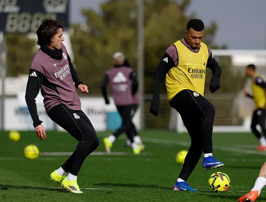 Kylian Mbapp&eacute; latihan bersama rekan-rekan Real Madrid jelang laga La Liga kontra Rayo Vallecano 2026 di Santiago Bernabeu.(Foto: realmadrid.com)