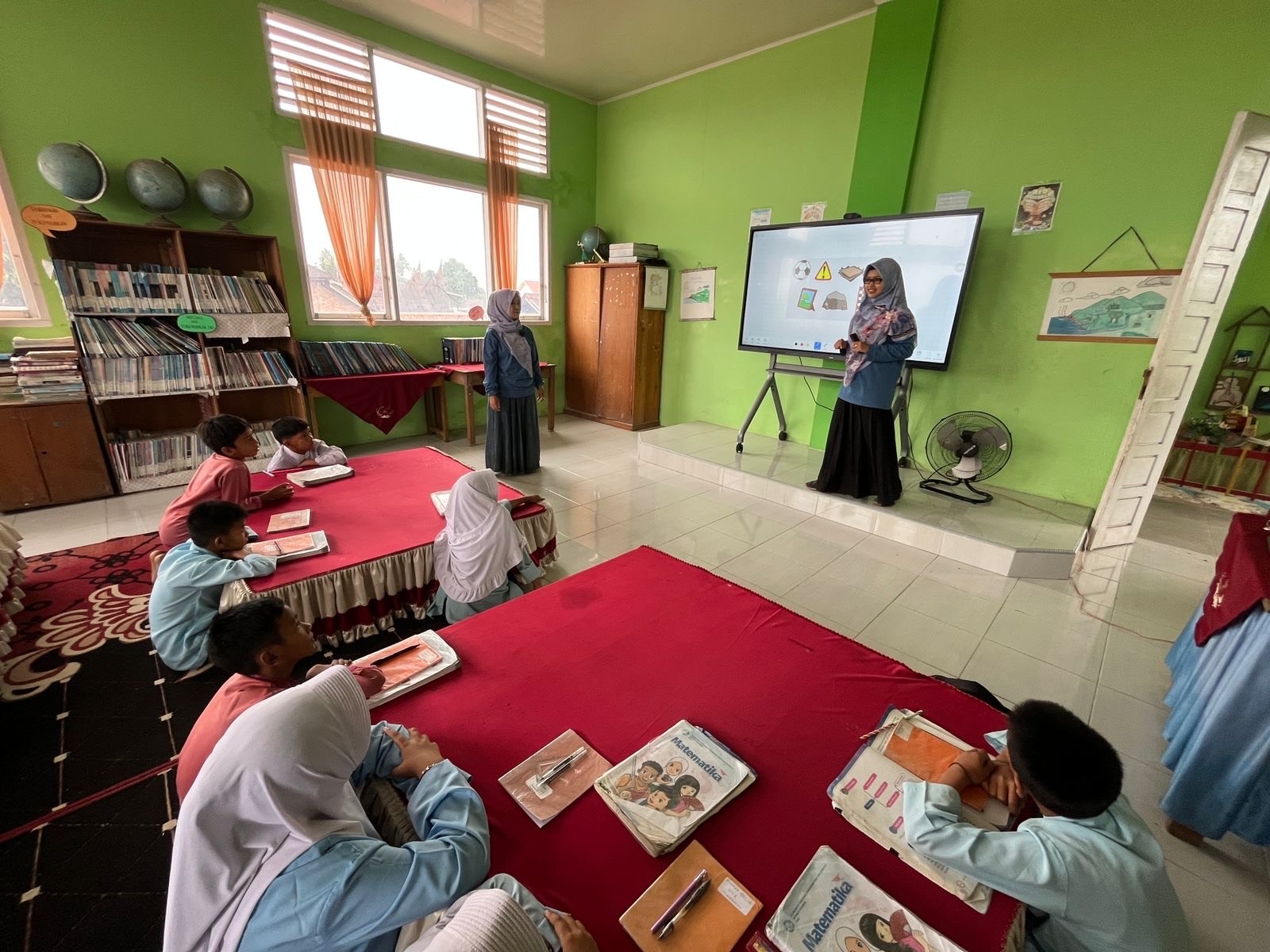 Sejumlah murid tampak antusias mengikuti proses pembelajaran interaktif menggunakan smart board di ruang kelas, kemarin.