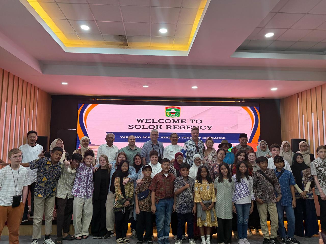 Pemerintah Kabupaten Solok menyambut kedatangan peserta Program Pertukaran Pelajar Yari-Eno School Finland dalam acara hangat di Aula Gedung C Setda pada Jumat (30/1/2026).