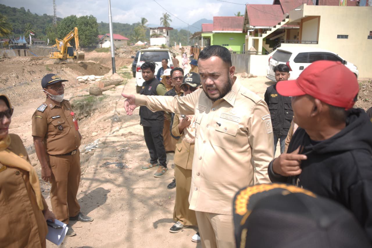 Wali Kota Padang Fadly Amran memantau progres perbaikan saluran irigasi Gunung Nago.