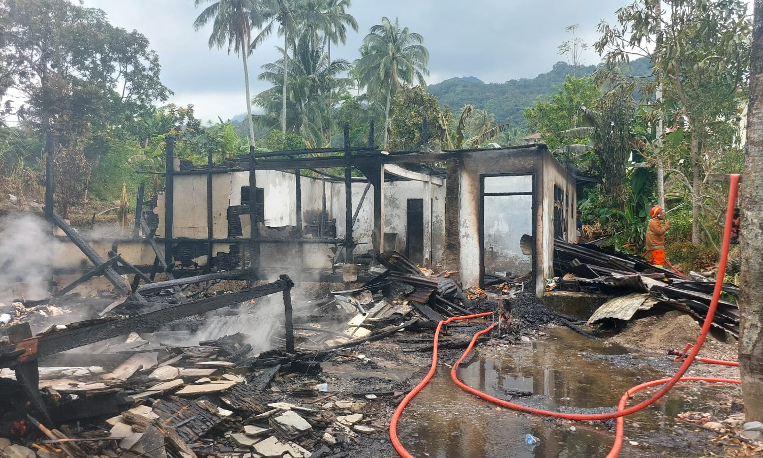 Kebakaran rumah semi permanen di Jorong Duo Koto, Guguak Malalo, Batipuh Selatan, Tanahdatar, Sabtu (31/1/2026).