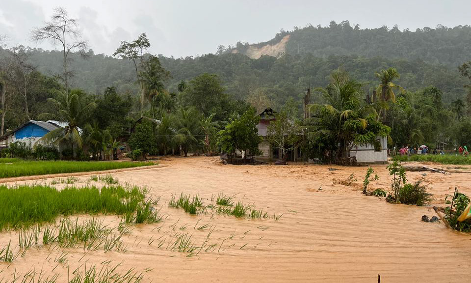 Hujan deras menyebabkan banjir di Kuranji, Padang. Dua rumah dilaporkan hanyut dan satu keluarga terjebak. Tim gabungan melakukan evakuasi warga, Sabtu sore (31/1/2026).
