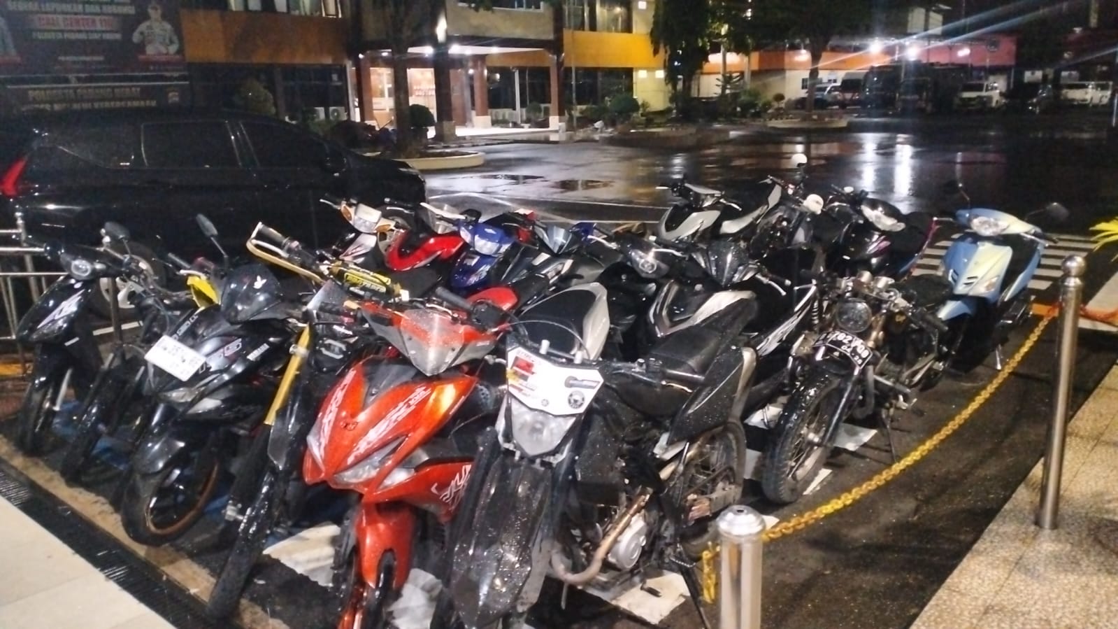 Belasan kendaraan yang terjaring razia knalpot brong di bawa ke Mapolresta Padang, Minggu (1/2/2026).