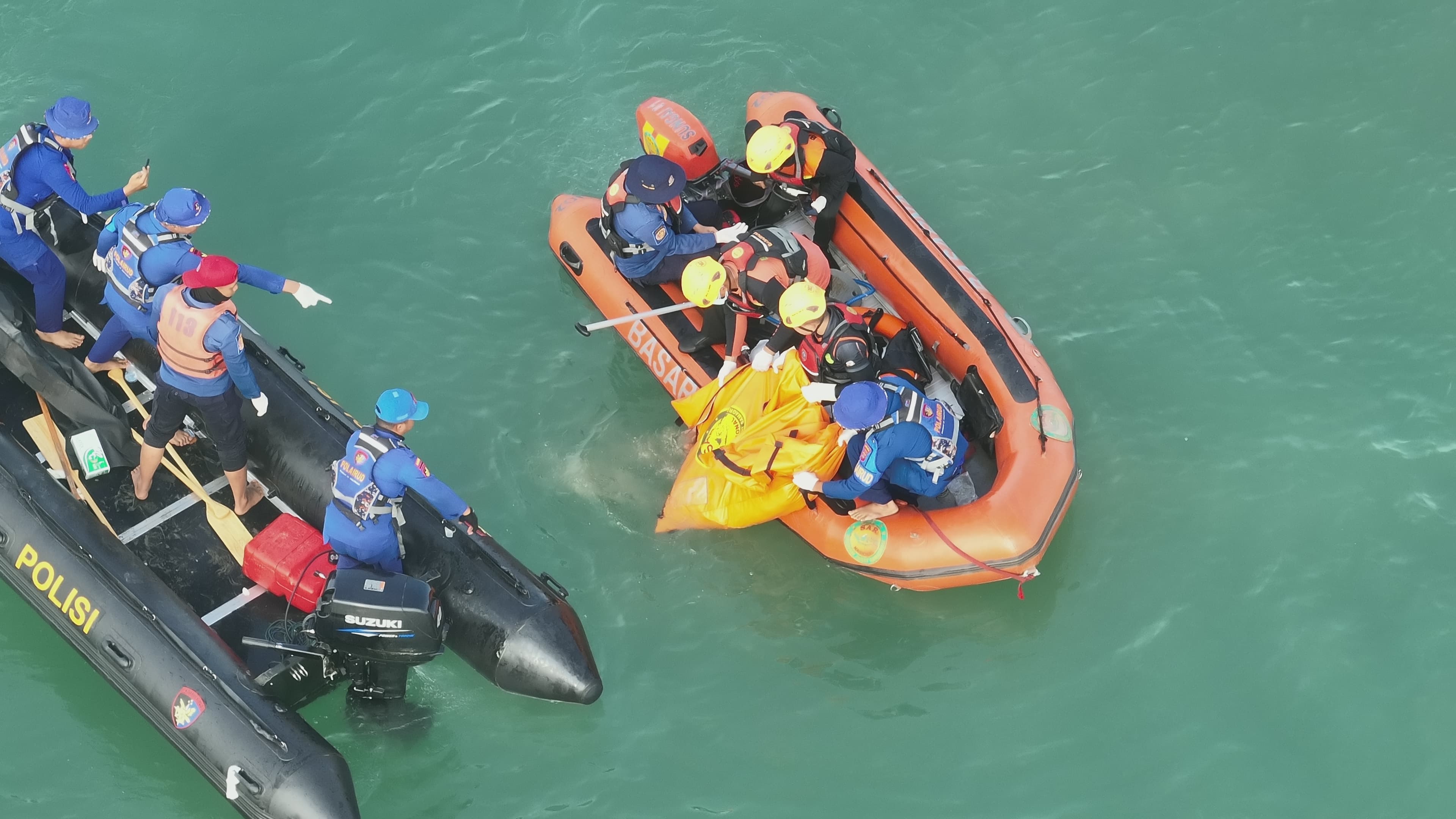 Tim SAR gabungan menemukan Rozi dalam kondisi meninggal dunia 500 meter dari LKP di Pantai Ujung Batu, Kota Padang, Minggu (1/2/2026).