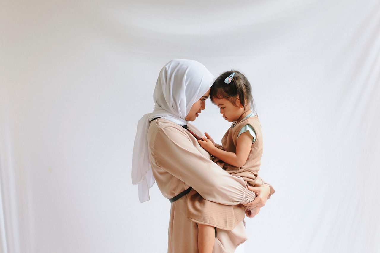 Ilustrasi kedekatan antara orangtua dan anak.