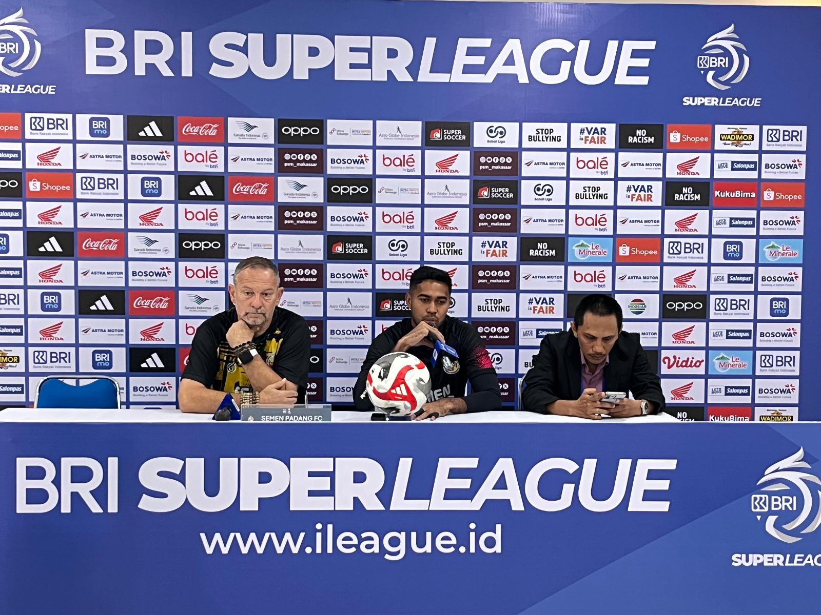 Pelatih Semen Padang FC, Dejan Antonic (paling kiri) dan penjaga gawang, Rendy Oscario (tengah) saat memberikan keterangan pada konferensi pers  jelang pertandingan, Minggu (1/2/2026).