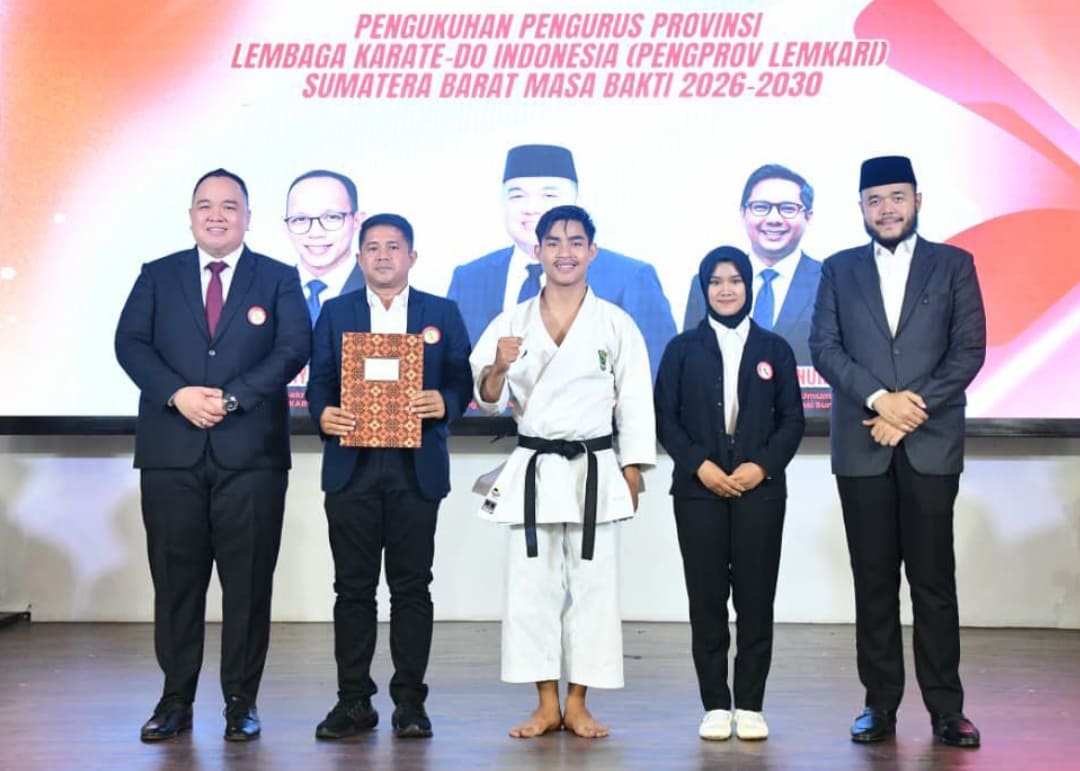 Wali Kota Padang, Fadly Amran (kanan) hadir saat pengukuhan Pengprov Lemkari Sumbar 2026-2030 di Gedung Bagindo Aziz Chan Youth Center, Minggu (1/2/2026).(Foto: Prokopim)