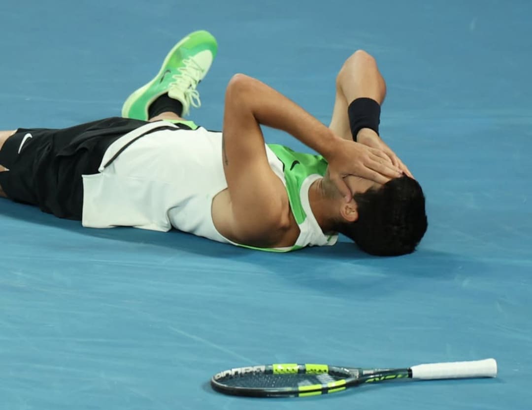 Carlos Alcaraz raih Australian Open 2026, selesaikan Career Grand Slam dan kalahkan Djokovic di final yang menegangkan.(Foto: IG @australianopen(