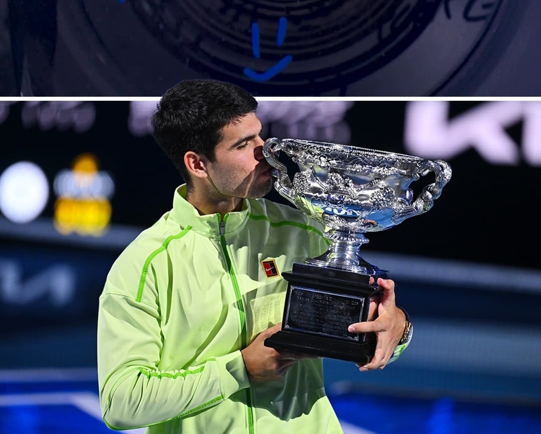 Carlos Alcaraz cium tropi Australian Open 2026 usai kalahkan Djokovic dan catat sejarah career Grand Slam termuda.(Foto: IG @australianopen)